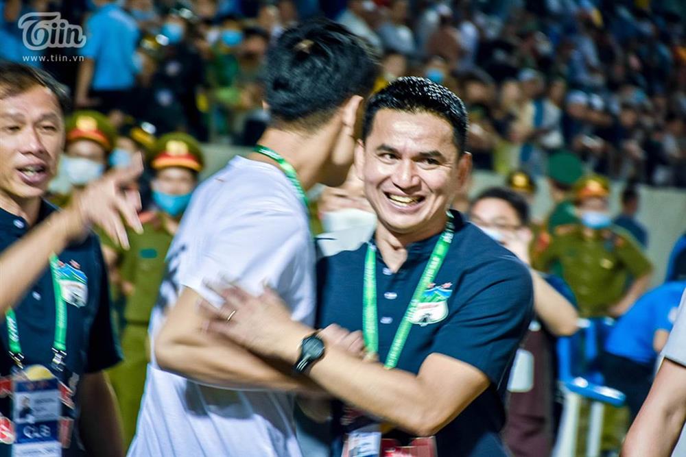 Lương Xuân Trường chạy vội xuống sân mừng đồng đội chiến thắng, được thầy Kiatisuk chúc mừng đám hỏi-2