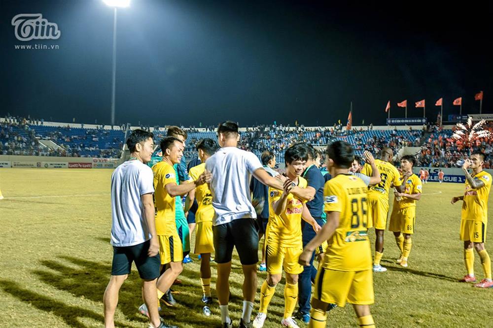 Lương Xuân Trường chạy vội xuống sân mừng đồng đội chiến thắng, được thầy Kiatisuk chúc mừng đám hỏi-3