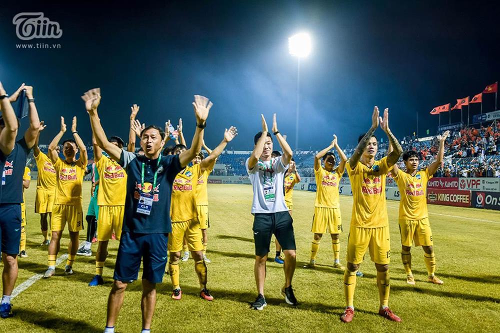 Lương Xuân Trường chạy vội xuống sân mừng đồng đội chiến thắng, được thầy Kiatisuk chúc mừng đám hỏi-4