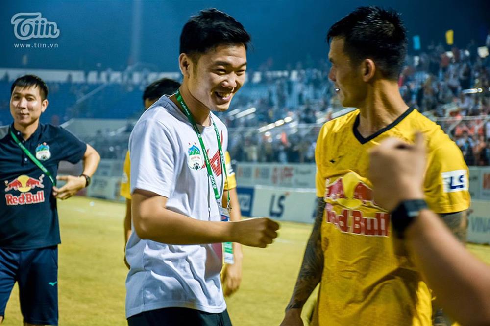 Lương Xuân Trường chạy vội xuống sân mừng đồng đội chiến thắng, được thầy Kiatisuk chúc mừng đám hỏi-5