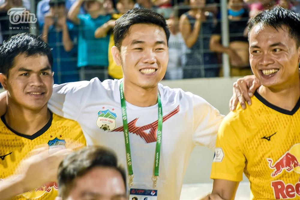 Lương Xuân Trường chạy vội xuống sân mừng đồng đội chiến thắng, được thầy Kiatisuk chúc mừng đám hỏi-6