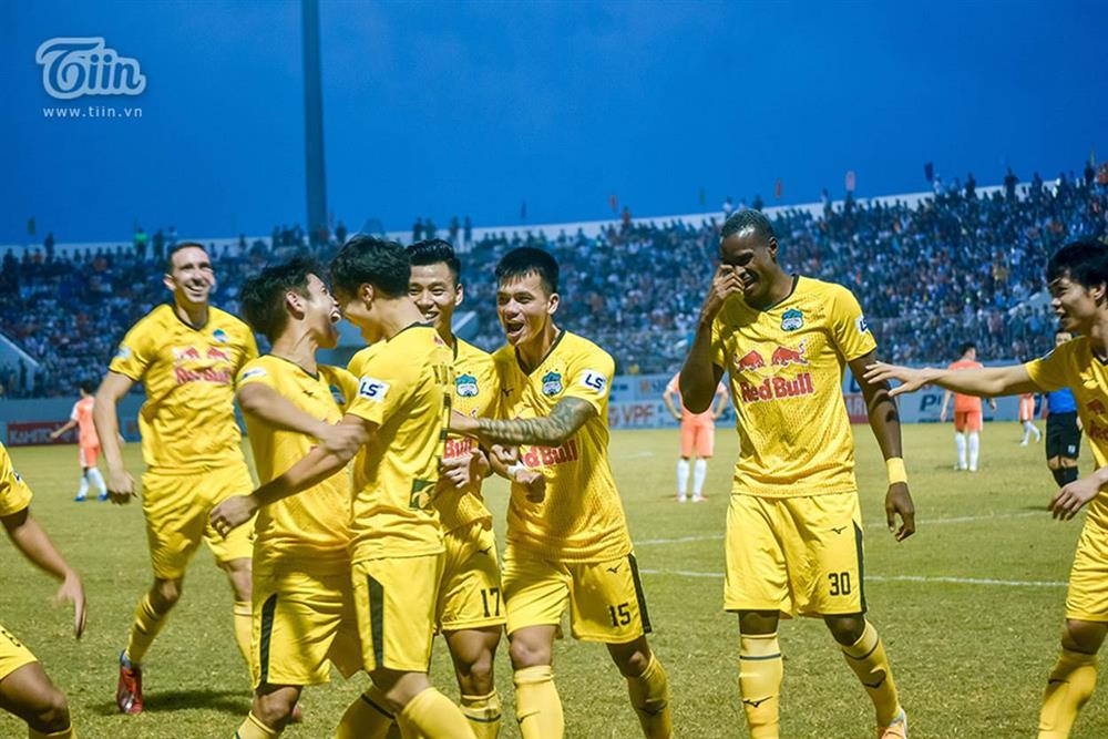 Lương Xuân Trường chạy vội xuống sân mừng đồng đội chiến thắng, được thầy Kiatisuk chúc mừng đám hỏi-7