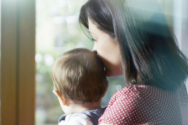 Đưa con tới siêu thị mà bé cứ chạy loạn, đi tìm thì thấy con đang nhìn chằm chằm vào một người đàn ông khiến tôi xót xa chát đắng-2