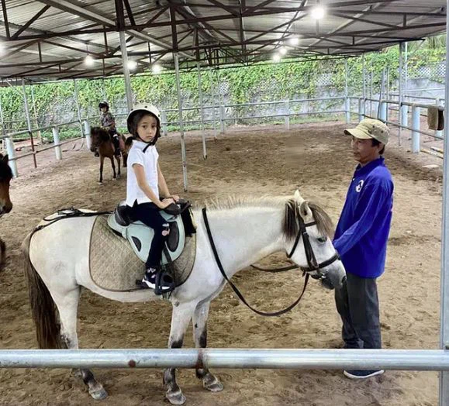 Hội Alpha kid được bố mẹ cho học môn quý tộc: Tiền học tính bằng phút, mức phí đắt đến toát mồ hôi-2