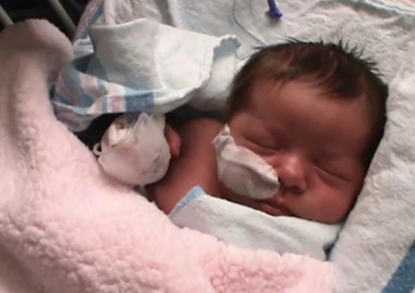 Thấy con chỉ ngủ 20 phút mỗi đêm, 1,5 giờ/ngày, cha mẹ đưa con đi khám rồi chết sững khi nghe bác sĩ kết luận-1