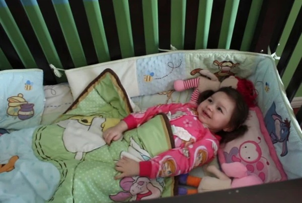 Thấy con chỉ ngủ 20 phút mỗi đêm, 1,5 giờ/ngày, cha mẹ đưa con đi khám rồi chết sững khi nghe bác sĩ kết luận-2