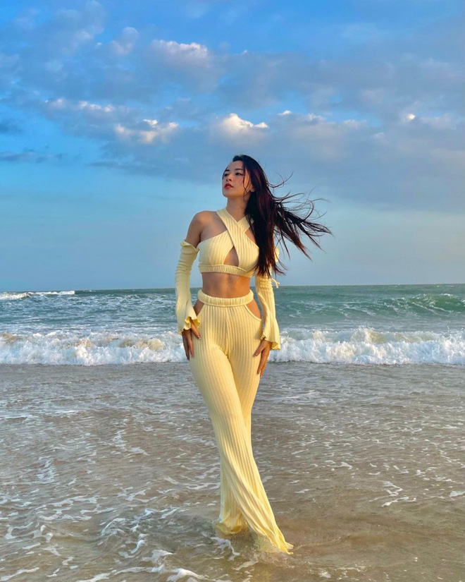 Chi Pu diện váy cut-out lộ cả khuôn ngực nhưng vẫn dưới cơ 1 cô nàng bốc lửa chẳng kém-2