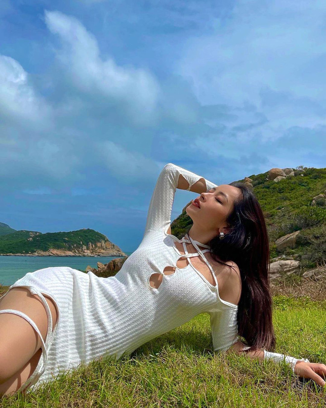 Chi Pu diện váy cut-out lộ cả khuôn ngực nhưng vẫn dưới cơ 1 cô nàng bốc lửa chẳng kém-4