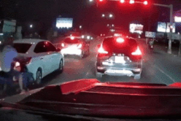 Húc đuôi ô tô dừng đèn đỏ, thanh niên ngã lộn vòng trên không