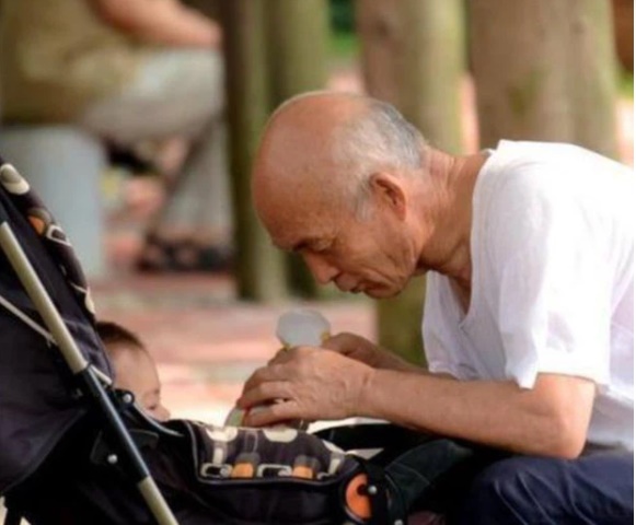 Cháu làm hư đồ chơi của bạn học bị đòi bồi thường 7 triệu, ông nội nghe lý do liền nổi đóa, nói một câu khiến phụ huynh cứng họng-1