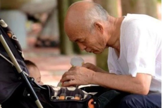 Cháu làm hư đồ chơi của bạn học bị đòi bồi thường 7 triệu, ông nội nghe lý do liền nổi đóa, nói một câu khiến phụ huynh cứng họng