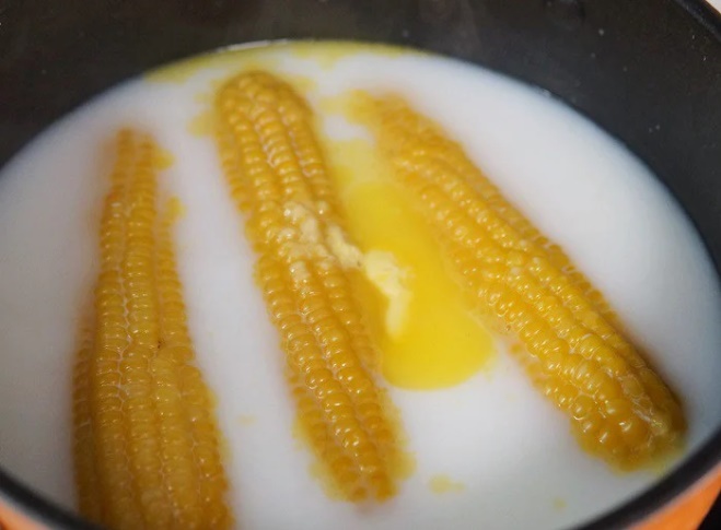 Luộc ngô chỉ dùng nước thôi là dở rồi, thêm thứ này thì ngọt lịm, bao ngon bao thơm-2