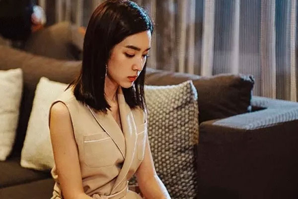 Được chồng đón sau chuyến công tác, vợ cầm chai nước trên xe hơi rồi nhìn thấy điều lạ, cái cách cô ngả bài sau đó khiến gã bội bạc choáng váng!-1