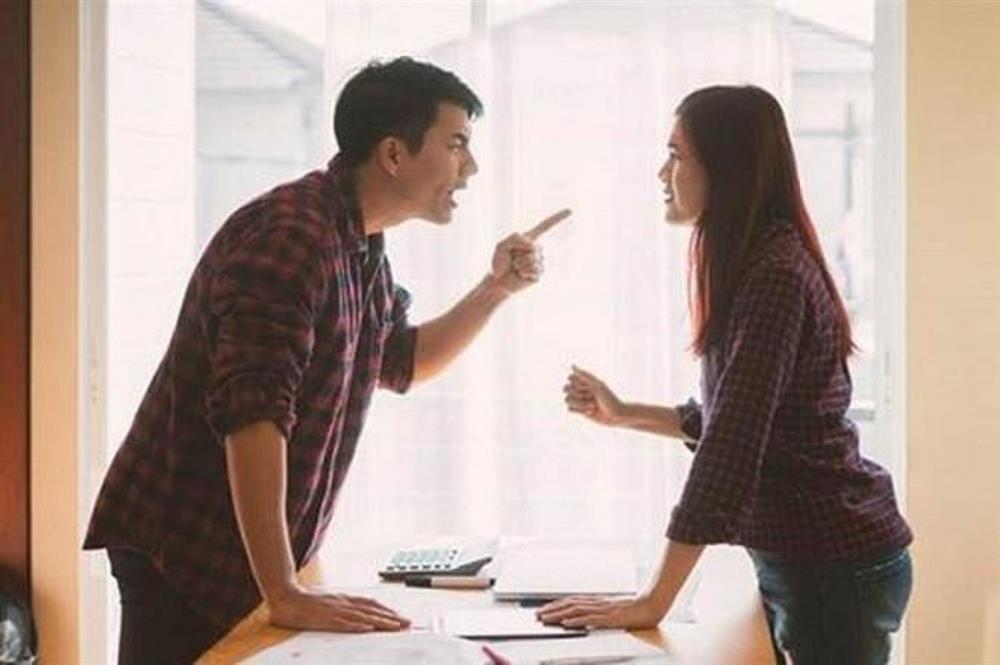 Thuê bác giúp việc về chồng không cho làm gì lại còn chăm hơn cả vợ, xót tiền tôi bảo bác nấu cơm thì anh trợn mắt quát-2