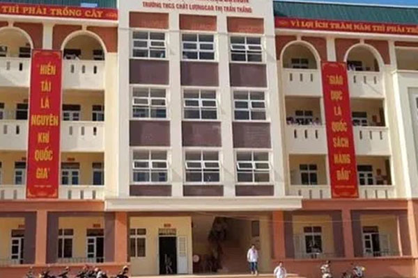 Video: Hơn 1.000 học sinh khóc nức nở giữa sân trường, một nữ sinh đang đứng bỗng cúi rạp người xuống-2