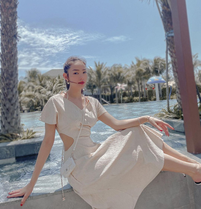 Lên đồ đi du lịch với 14 công thức đẹp xuất sắc, chẳng trách các sao Vbiz có hình sống ảo siêu long lanh-12