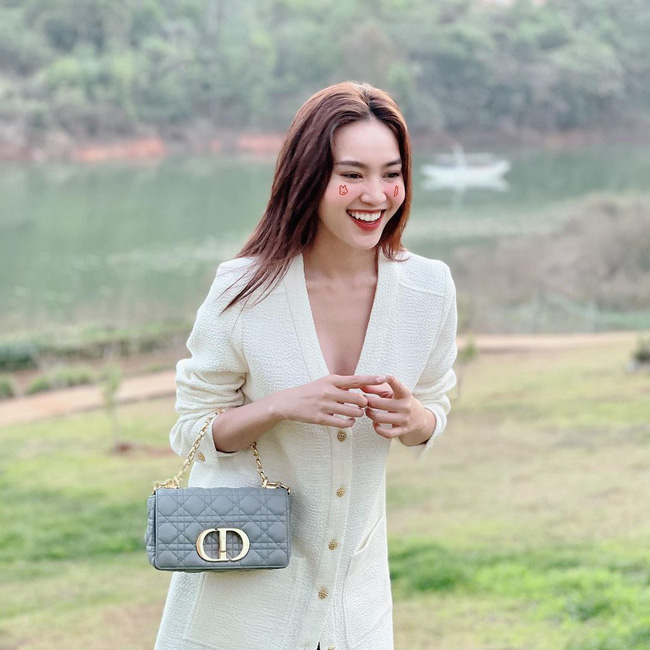 Lên đồ đi du lịch với 14 công thức đẹp xuất sắc, chẳng trách các sao Vbiz có hình sống ảo siêu long lanh-8