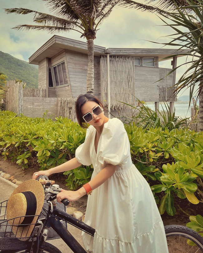 Lên đồ đi du lịch với 14 công thức đẹp xuất sắc, chẳng trách các sao Vbiz có hình sống ảo siêu long lanh-9