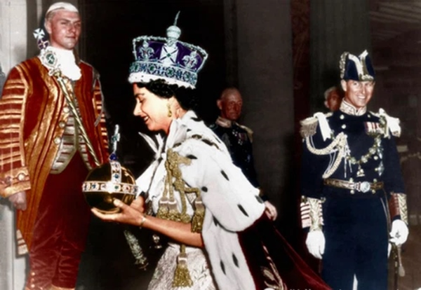 Chuyện tình xuyên suốt 74 năm của Nữ hoàng Anh cùng Hoàng tế Philip: Tình yêu say đắm năm 13 tuổi ngay từ cái nhìn đầu tiên và sự đặc cách có 1-0-2 trong lịch sử!-10