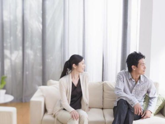 Ngày sinh nhật, chồng tặng một đôi giày, tôi hớn hở đến trung tâm mua sắm đổi size khác để rồi òa khóc nức nở khi nghe điều nhân viên bán hàng nói-1