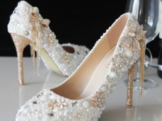 Ngày sinh nhật, chồng tặng một đôi giày, tôi hớn hở đến trung tâm mua sắm đổi size khác để rồi òa khóc nức nở khi nghe điều nhân viên bán hàng nói-2