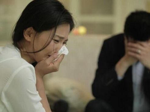 Ngày sinh nhật, chồng tặng một đôi giày, tôi hớn hở đến trung tâm mua sắm đổi size khác để rồi òa khóc nức nở khi nghe điều nhân viên bán hàng nói-3