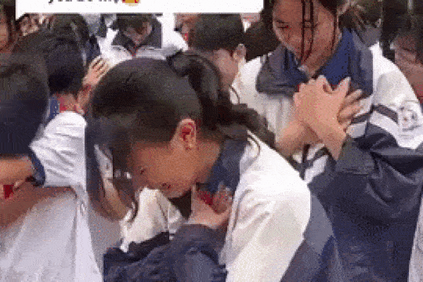 Video: Hơn 1.000 học sinh khóc nức nở giữa sân trường, một nữ sinh đang đứng bỗng cúi rạp người xuống