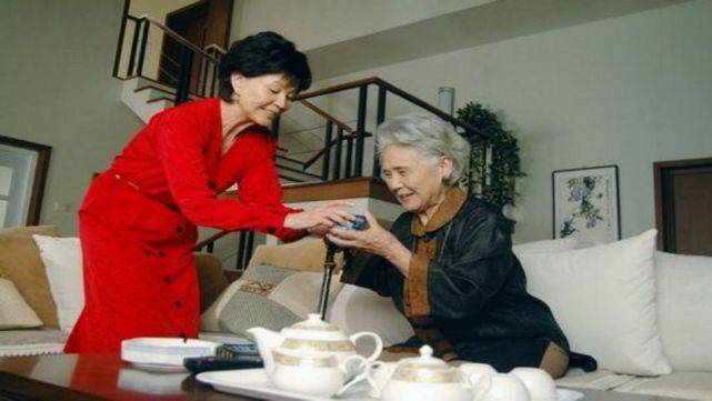 Ngày cưới, mẹ chồng phủ đầu con dâu bằng quy tắc làm dâu”, không ngờ ngoài cửa một người bước vào khiến bà hoảng hốt-1