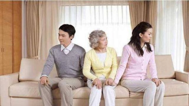 Ngày cưới, mẹ chồng phủ đầu con dâu bằng quy tắc làm dâu”, không ngờ ngoài cửa một người bước vào khiến bà hoảng hốt-2