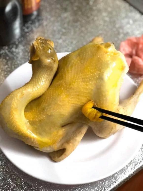 Luộc gà ai cũng biết, nhưng làm sao để gà ngọt đậm đà không bị nứt da thì tuyệt đối đừng nên bỏ qua mẹo dưới đây-1