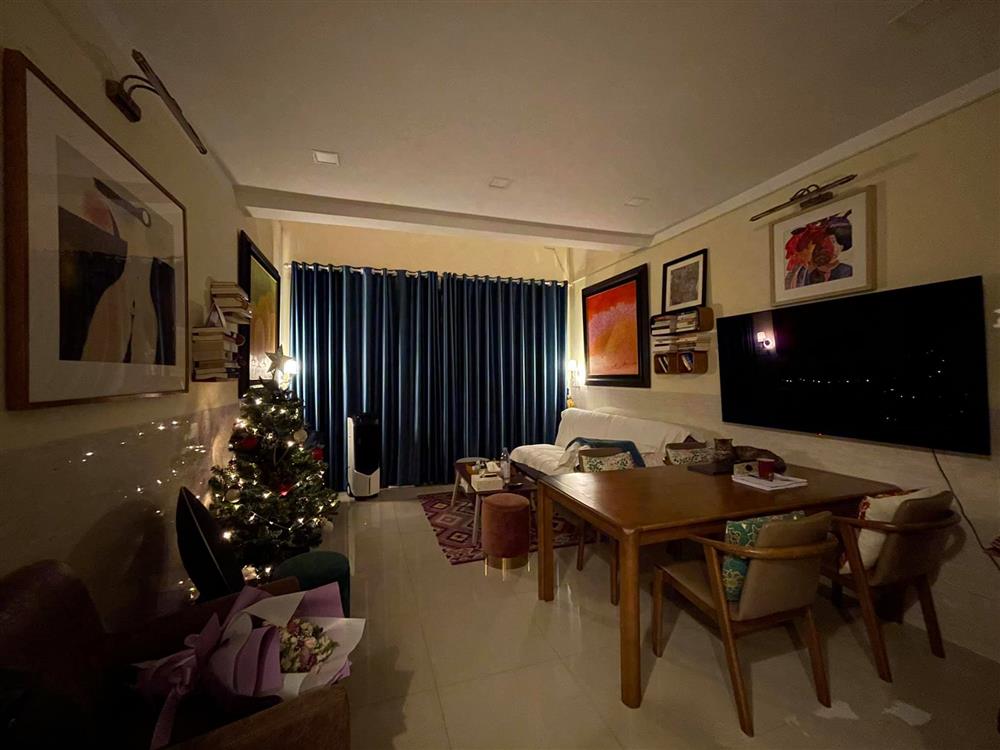 Uyên Linh khoe nhà tối giản toàn tranh với mèo bình yên vô cùng-3