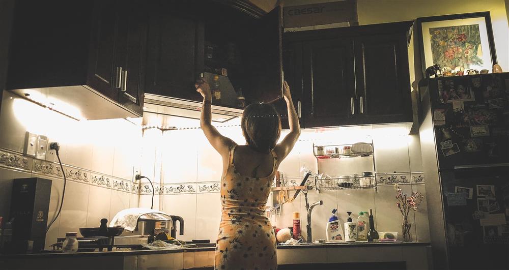 Uyên Linh khoe nhà tối giản toàn tranh với mèo bình yên vô cùng-6