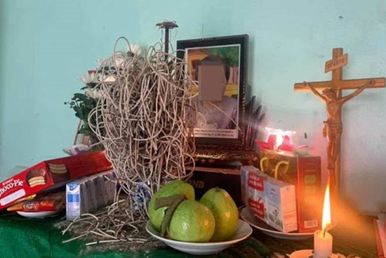 Bế con sang đường bị xe máy tông tuột tay khiến con tử vong, mẹ trẻ đau đớn lên mạng cầu cứu tìm thủ phạm