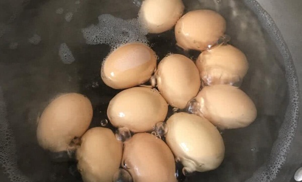 Luộc trứng tuy đơn giản nhưng nếu làm theo mẹo này thì trứng vừa thơm mềm, ngọt miệng lại dễ bóc, không bị dính-3