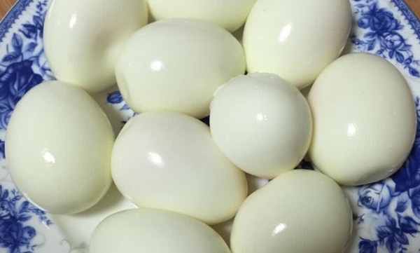 Luộc trứng tuy đơn giản nhưng nếu làm theo mẹo này thì trứng vừa thơm mềm, ngọt miệng lại dễ bóc, không bị dính-4