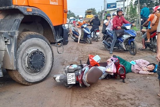 Mẹ bị xe ben cán nát chân, con gái gào khóc thảm thiết