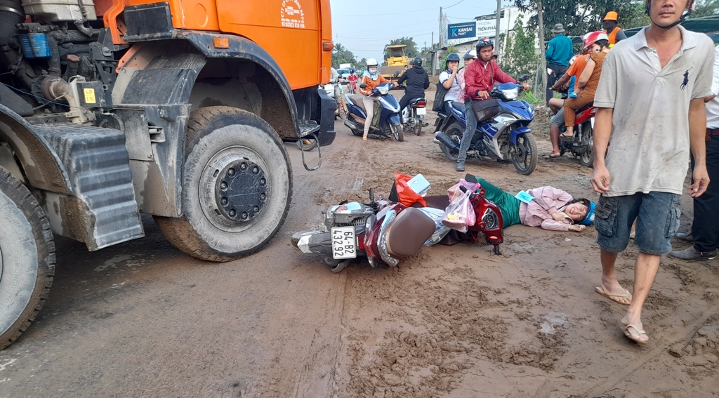 Mẹ bị xe ben cán nát chân, con gái gào khóc thảm thiết-1