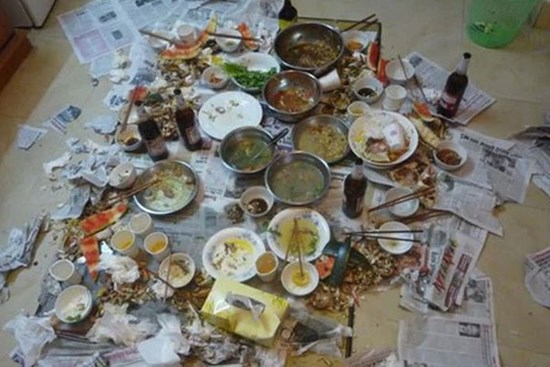 Trong bữa nhậu, chồng lớn tiếng chê bai: “Vợ mình nhìn đôi lúc còn chán”, người phụ nữ nghe xong chỉ cười nhưng điều xảy đến 2 tiếng sau khiến anh ta phải lạy lục xin xỏ