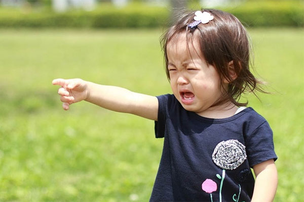 Vừa đi về chưa kịp thay váy áo, Hòa Minzy đã bị con trai vạch ra đòi ti, nuôi con bằng sữa mẹ nhưng nữ ca sĩ lại gây tranh cãi vì 1 điều-5