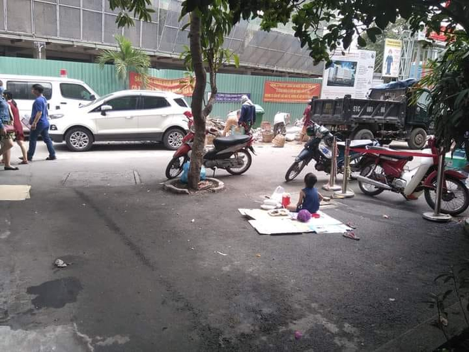 Hình ảnh cậu bé xin tấm bìa rồi ngồi trước tòa nhà xây dở 2 năm trước khiến cô gái rơi nước mắt-1