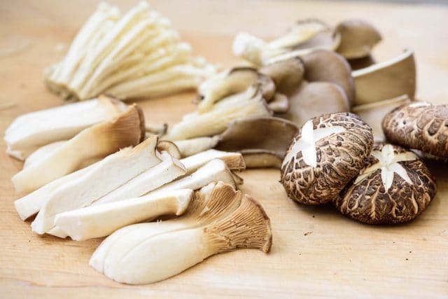 Tạm quên cách nấu lẩu nấm quen thuộc đi, gợi ý cho bạn cách nấu lẩu nấm của người Hàn cũng rất đáng học hỏi!-3