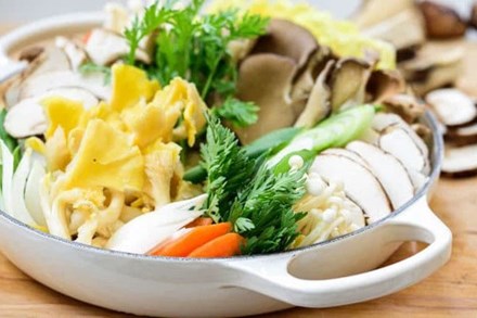 Tạm quên cách nấu lẩu nấm quen thuộc đi, gợi ý cho bạn cách nấu lẩu nấm của người Hàn cũng rất đáng học hỏi!