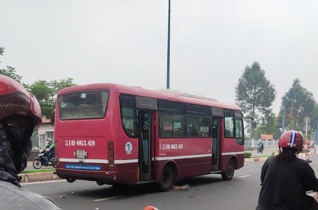 Ám ảnh thi thể người đàn ông dính chặt dưới bánh xe buýt sau va chạm khi chạy xe máy qua đường-1