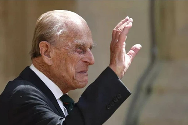 Một ngày sau khi Hoàng tế Philip qua đời, Nữ hoàng Anh có động thái đầu tiên khiến nhiều người rơi nước mắt-4