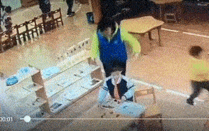 Con gái 4 tuổi nói Mẹ ơi, con không muốn uống súp nữa, người mẹ kiểm tra camera thì phát hiện sự thực ở trường khiến ai nấy đều bức xúc-1