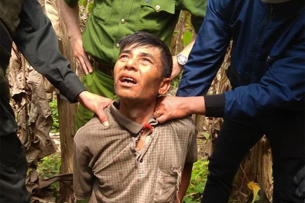 Clip vây bắt và hiện trường thương tâm vụ con trai cầm dao sát hại dã man bố đẻ ở Sơn La-3