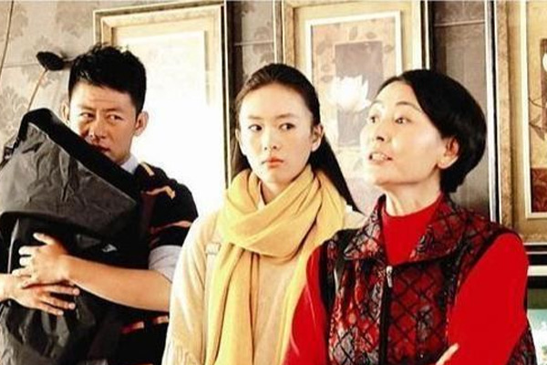 Thở phào nhẹ nhõm khi em chồng ở nhờ 5 năm bỗng dọn đi, đến lúc mở túi mỹ phẩm cô ấy để lại tôi không cầm được nước mắt-2