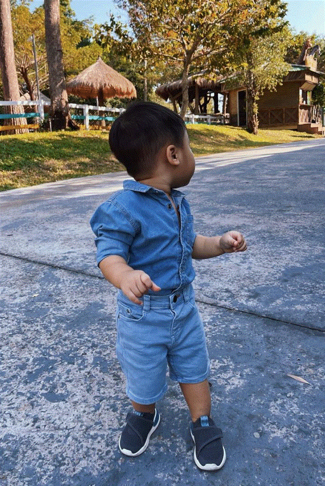 Vừa đi về chưa kịp thay váy áo, Hòa Minzy đã bị con trai vạch ra đòi ti, nuôi con bằng sữa mẹ nhưng nữ ca sĩ lại gây tranh cãi vì 1 điều-2