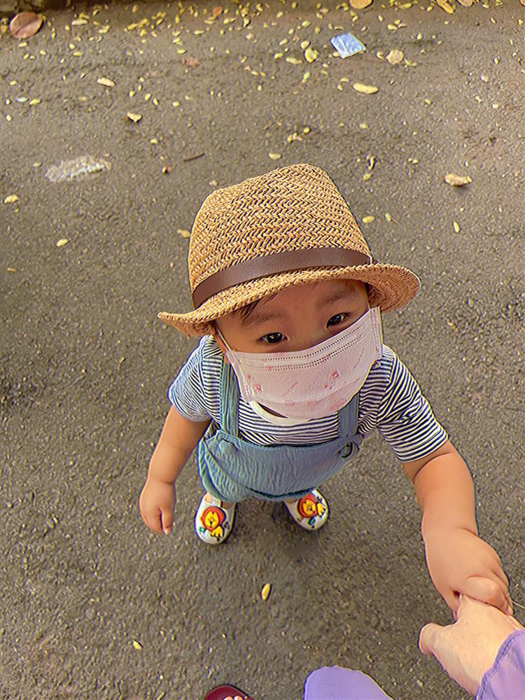 Vừa đi về chưa kịp thay váy áo, Hòa Minzy đã bị con trai vạch ra đòi ti, nuôi con bằng sữa mẹ nhưng nữ ca sĩ lại gây tranh cãi vì 1 điều-3