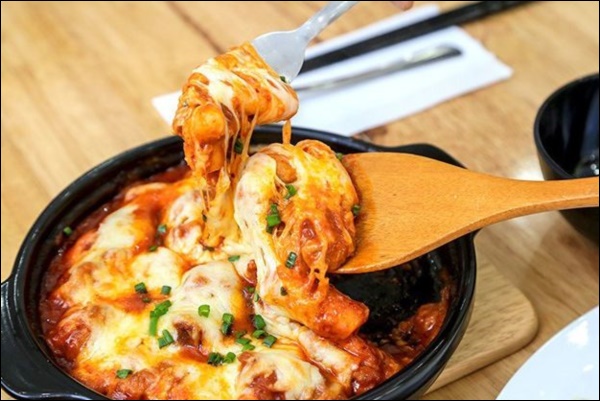 Hiếm khi vào bếp nhưng tài nấu ăn của Đan Lê thật đáng nể: Làm gà xào phô mai Hàn Quốc nhìn thôi đã mê!-5